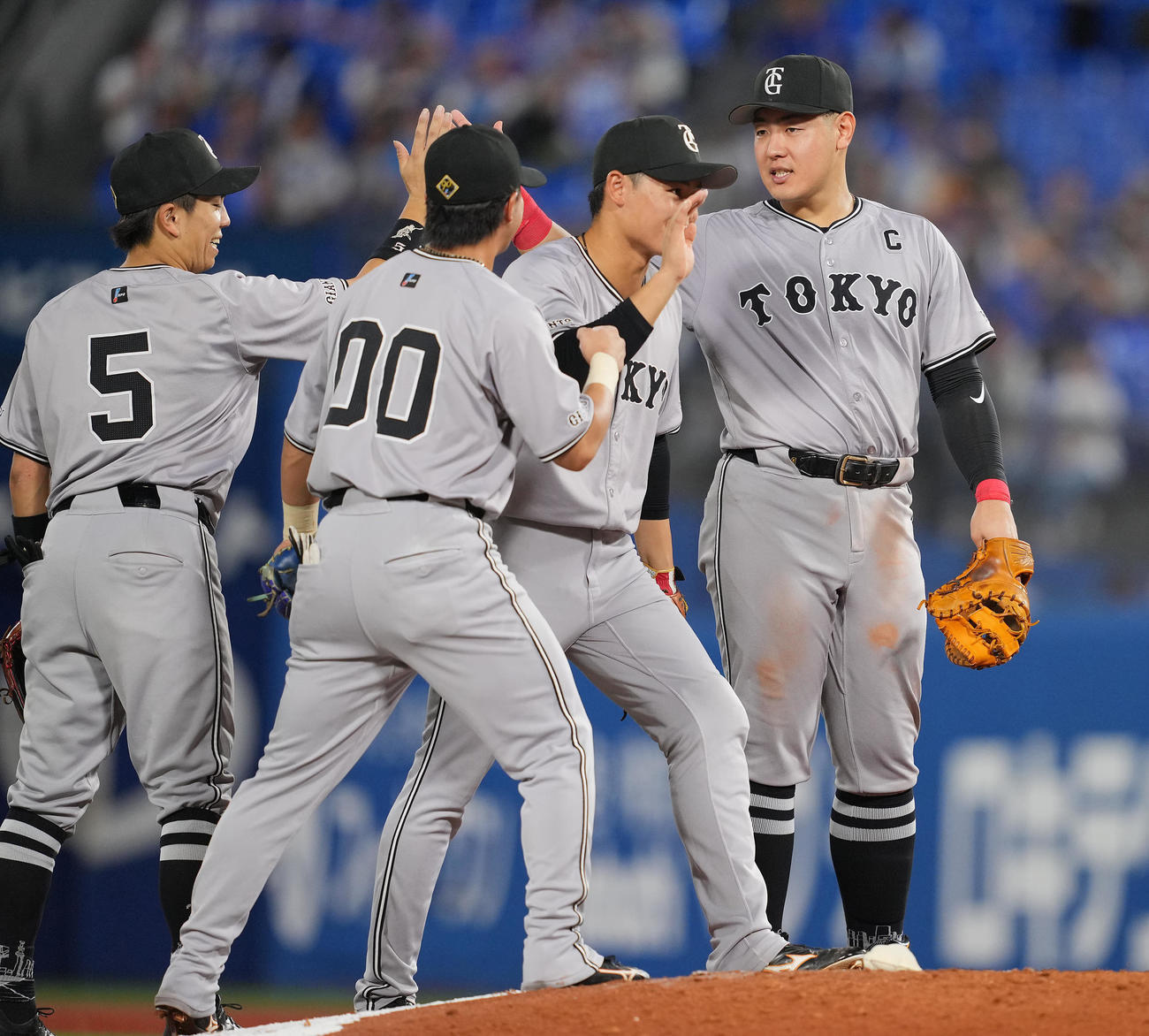 DeNA対巨人　DeNAに勝利しナインとタッチを交わす巨人岡本和（右）（撮影・垰建太）