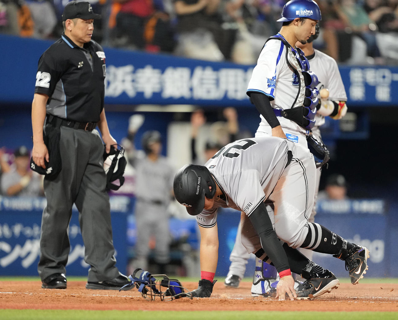 DeNA対巨人　2回表巨人2死一、三塁、一塁走者長野が二盗した後、本盗した三塁走者岡本和。捕手伊藤（撮影・鈴木みどり）