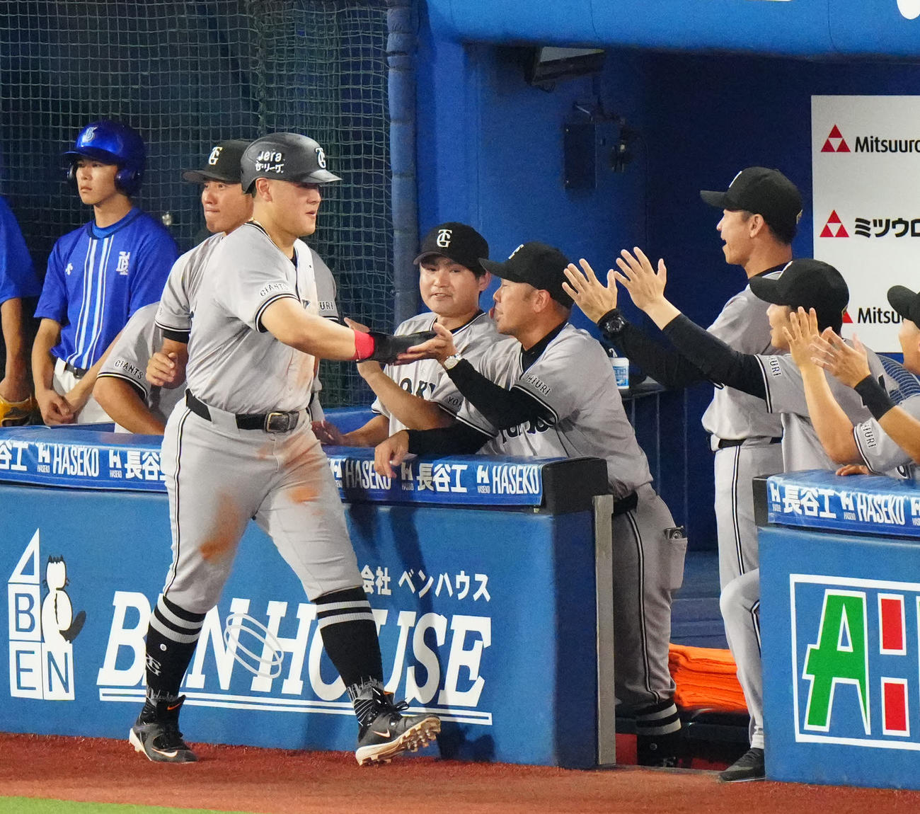 DeNA対巨人　2回表巨人2死一、三塁、長野の二塁盗塁の間に生還した三塁走者の岡本和（撮影・江口和貴）