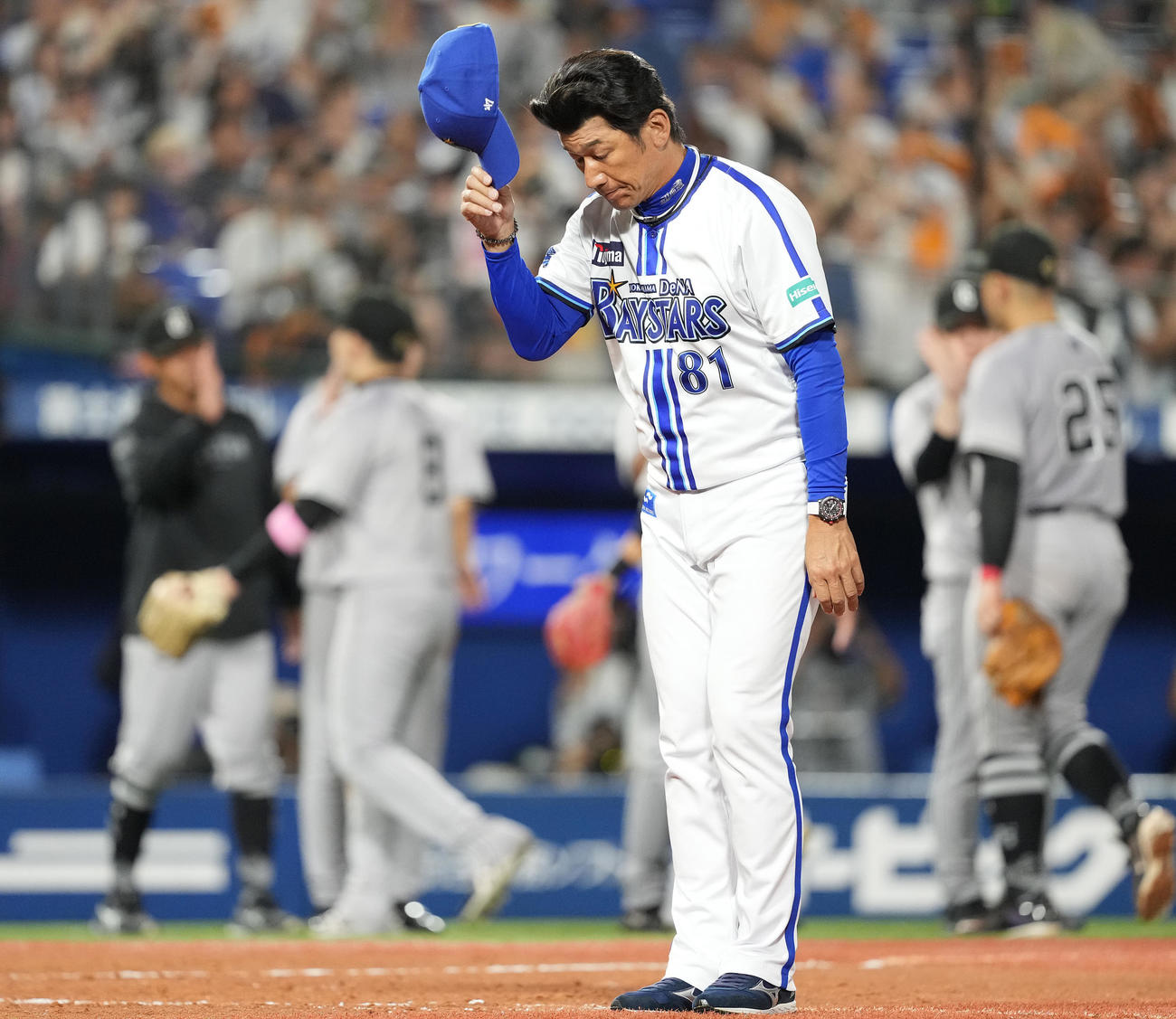 DeNA対巨人　巨人に敗れ、一礼するDeNA三浦監督（撮影・鈴木みどり）