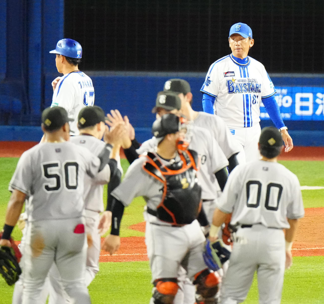 DeNA対巨人　試合後、ファンにあいさつするDeNA三浦監督（後方右）（撮影・江口和貴）