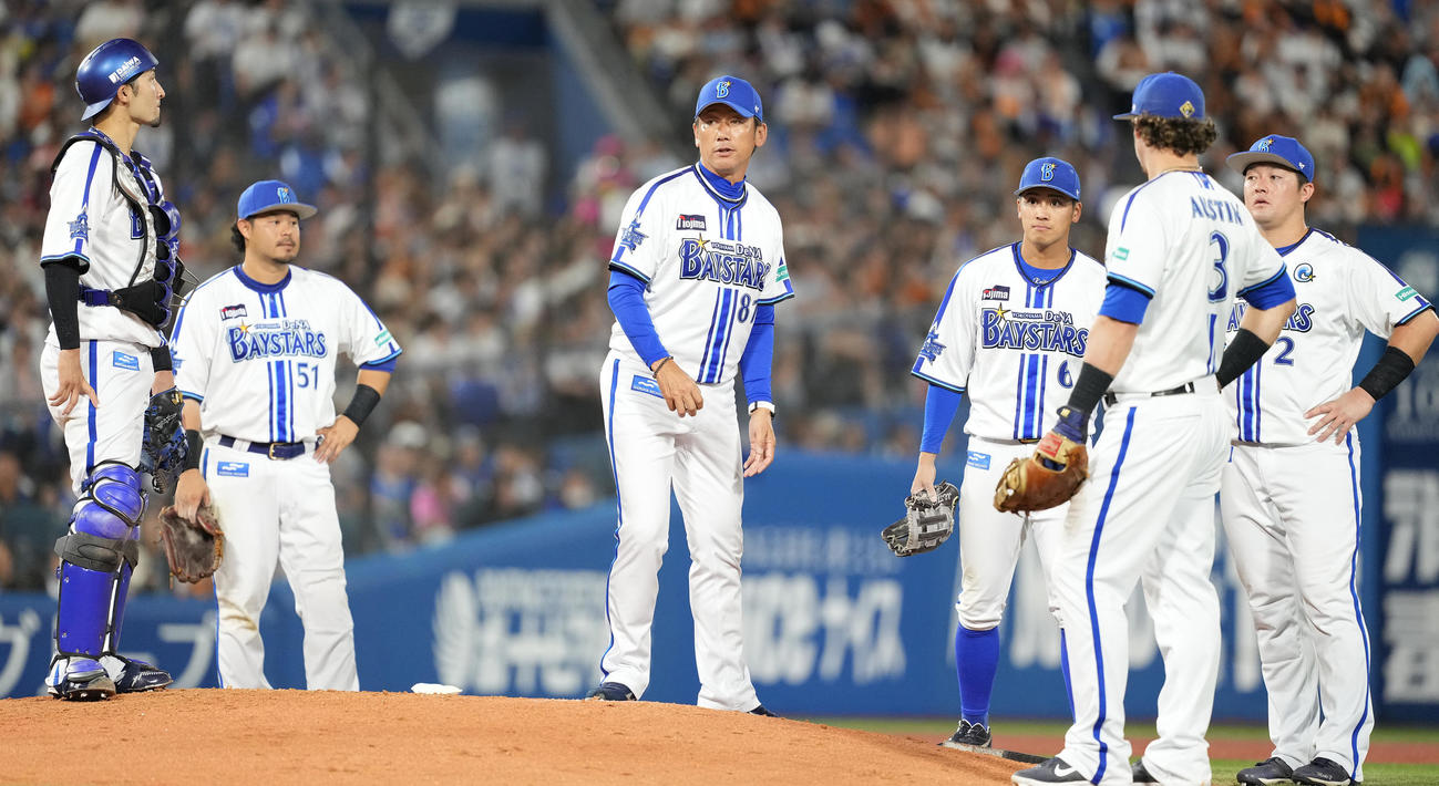 DeNA対巨人　4回表、マウンドで浮かない表情のDeNA三浦監督（中央）（撮影・鈴木みどり）
