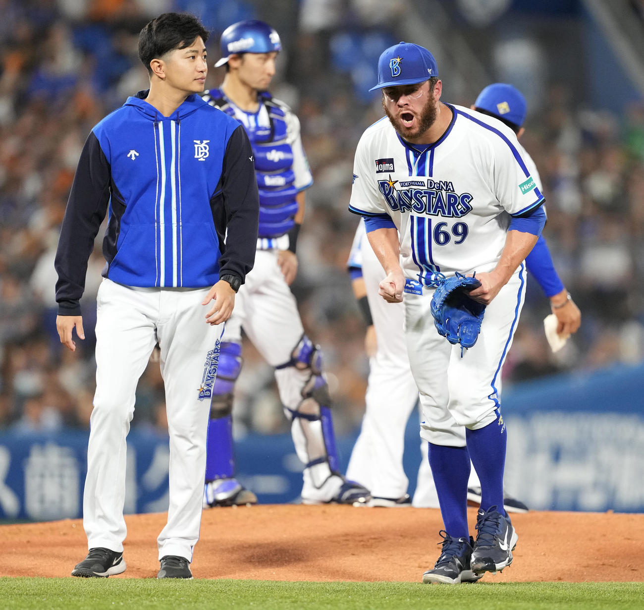 DeNA対巨人　2回表途中で降板するDeNAケイ（右）（撮影・鈴木みどり）