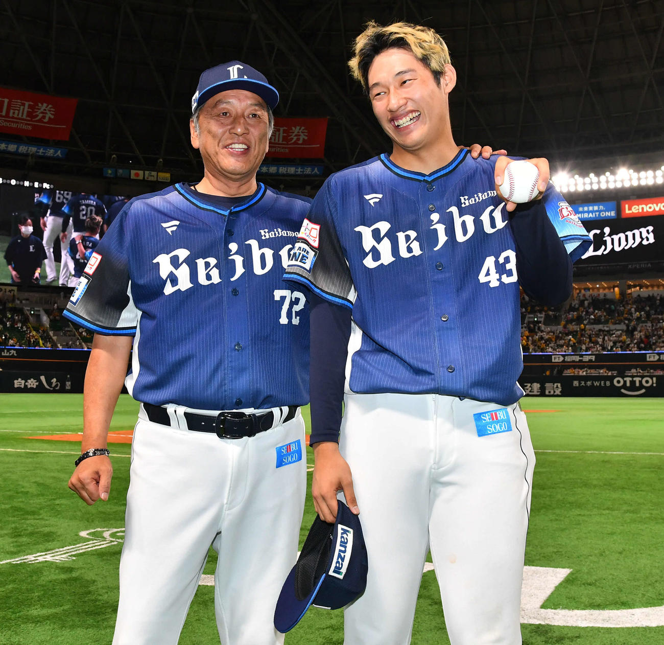 ソフトバンク対西武　プロ初勝利を挙げた西武羽田（右）は、記念球を手に渡辺監督代行と笑顔（撮影・岩下翔太）