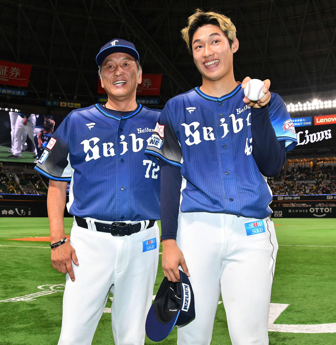 ソフトバンク対西武　プロ初勝利を挙げた羽田（右）は、渡辺監督代行との記念撮影でおどけた表情を見せる（撮影・岩下翔太）