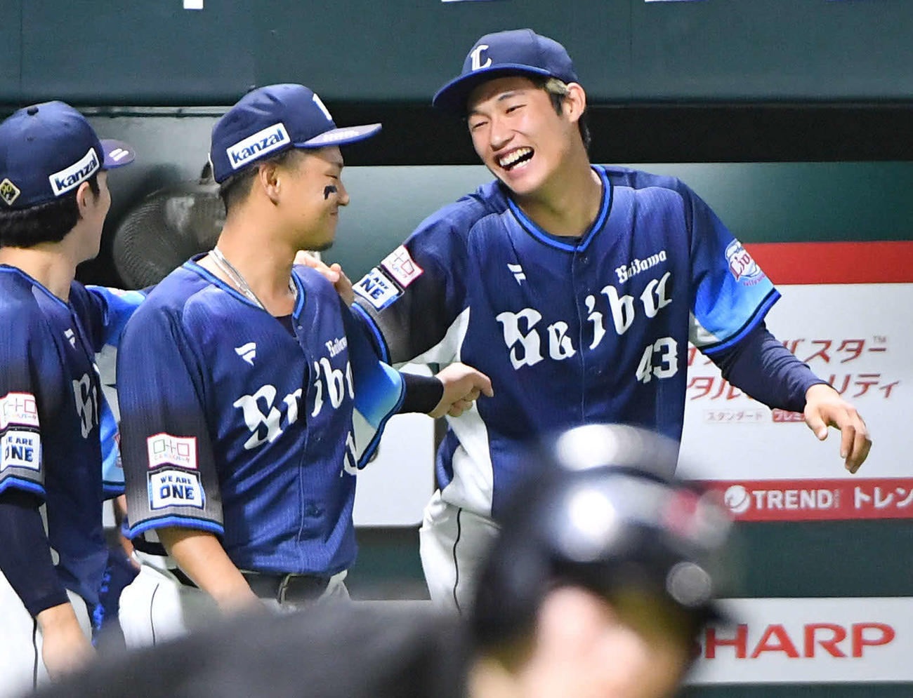ソフトバンク対西武　プロ初勝利を挙げた羽田（右）は、佐藤龍らナインと笑顔で話しながら整列に向かう（撮影・岩下翔太）
