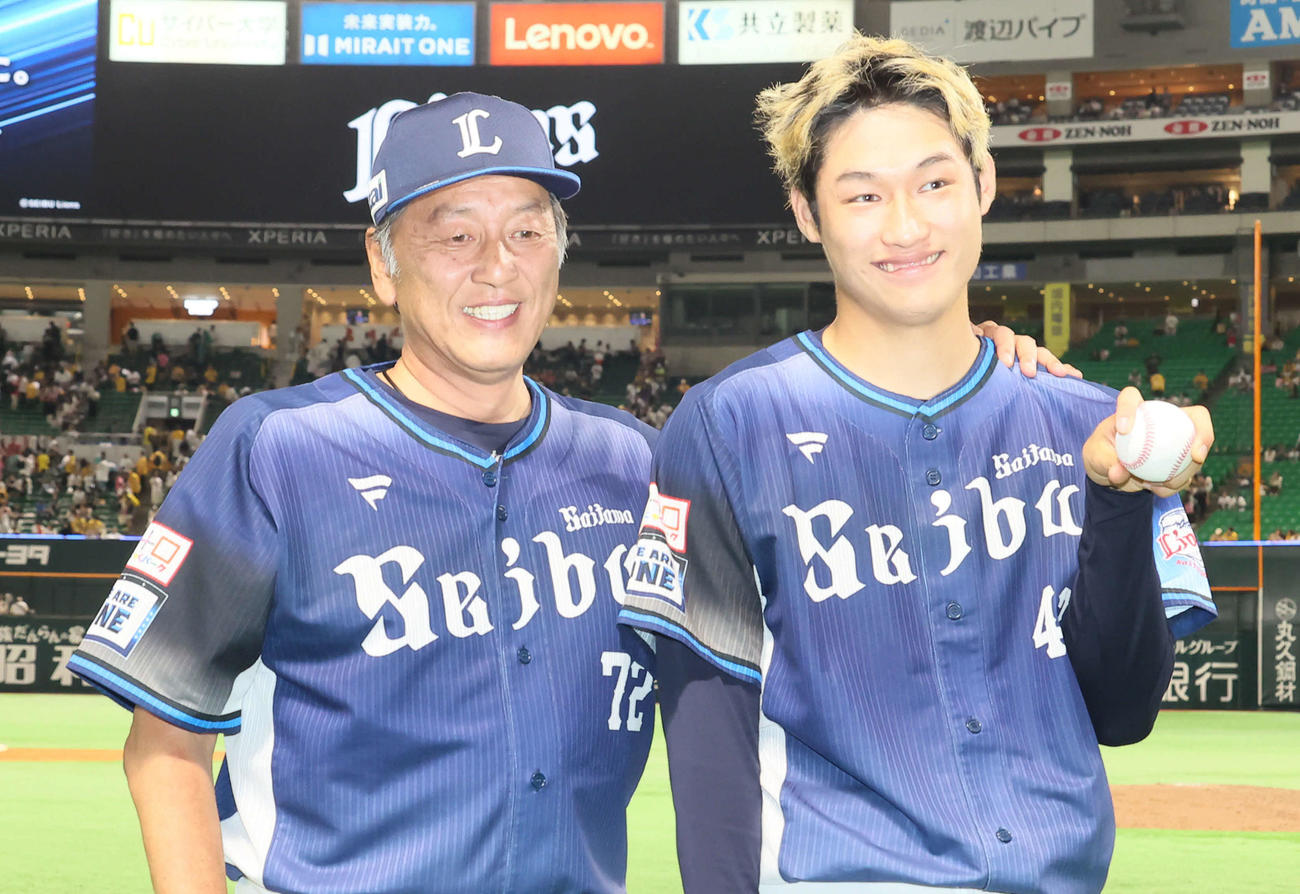 ソフトバンク対西武　プロ初勝利をあげた西武羽田（右）を渡辺監督代行（撮影・鬼束羽瑠菜）