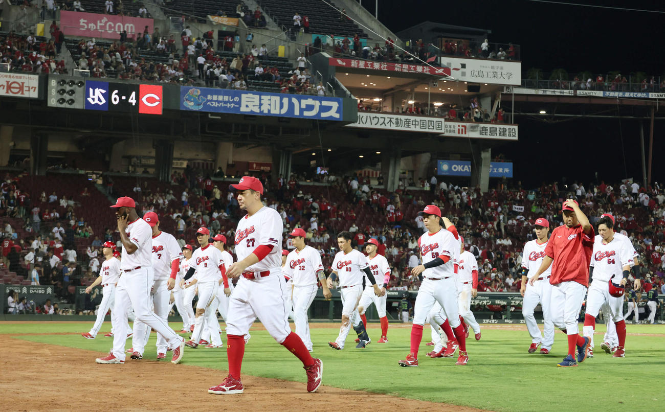 広島対ヤクルト　敗れた広島ナイン（撮影・加藤孝規）