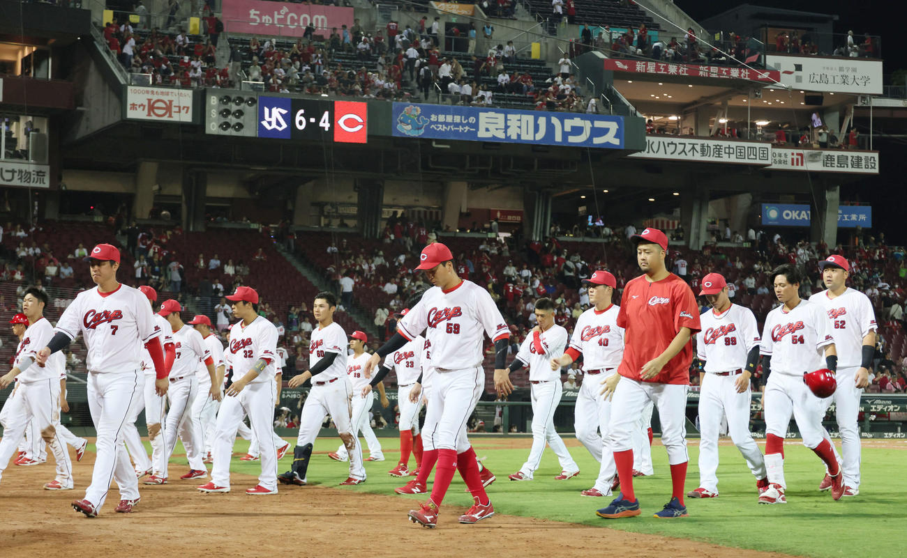 広島対ヤクルト　敗れた広島ナイン（撮影・加藤孝規）