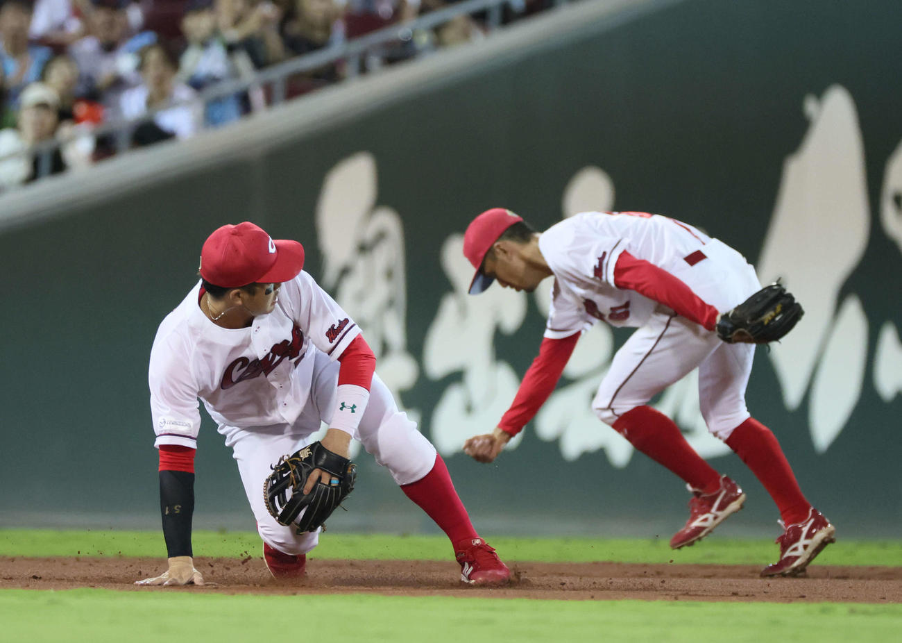 広島対ヤクルト　5回表ヤクルト無死一、二塁、小園はサンタナの打球を適時エラーする。右は矢野（撮影・加藤孝規）