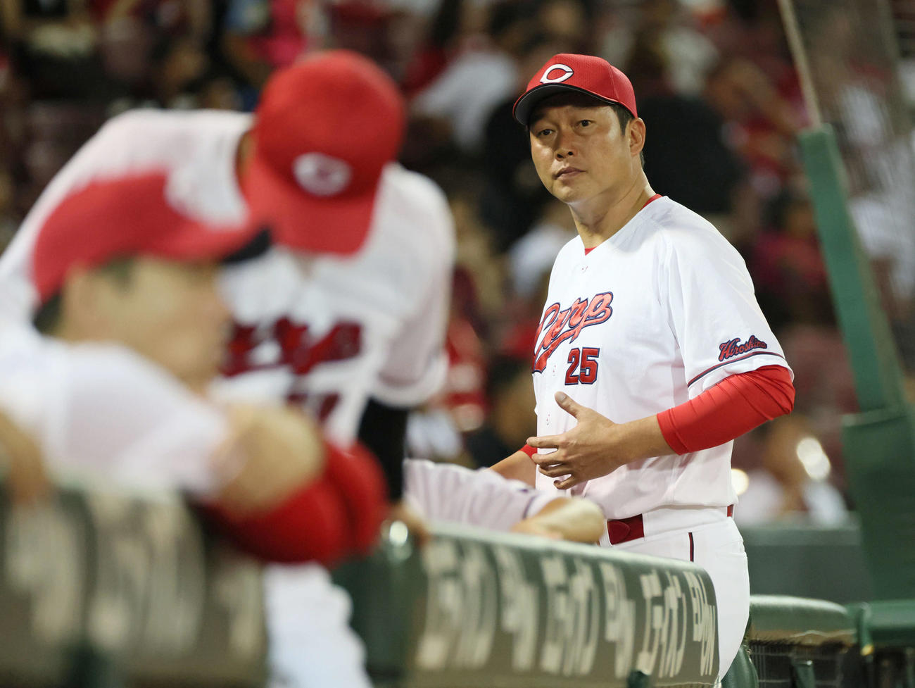 広島対ヤクルト　5回裏終了時、選手交代を告げてベンチに戻る広島新井監督（撮影・加藤孝規）