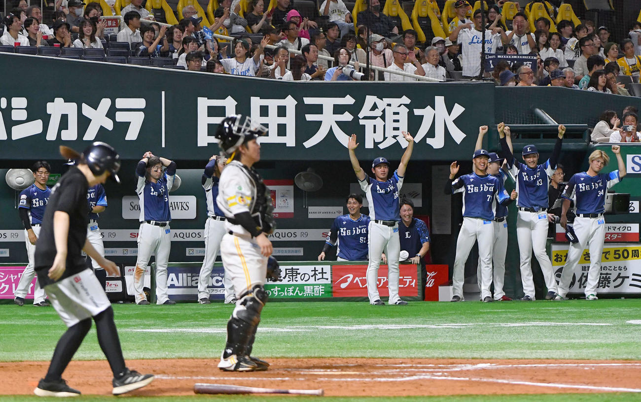 ソフトバンク対西武　9回表西武2死満塁、栗山が逆転の右前2点適時打を放ち、歓喜する西武ナイン（撮影・岩下翔太）