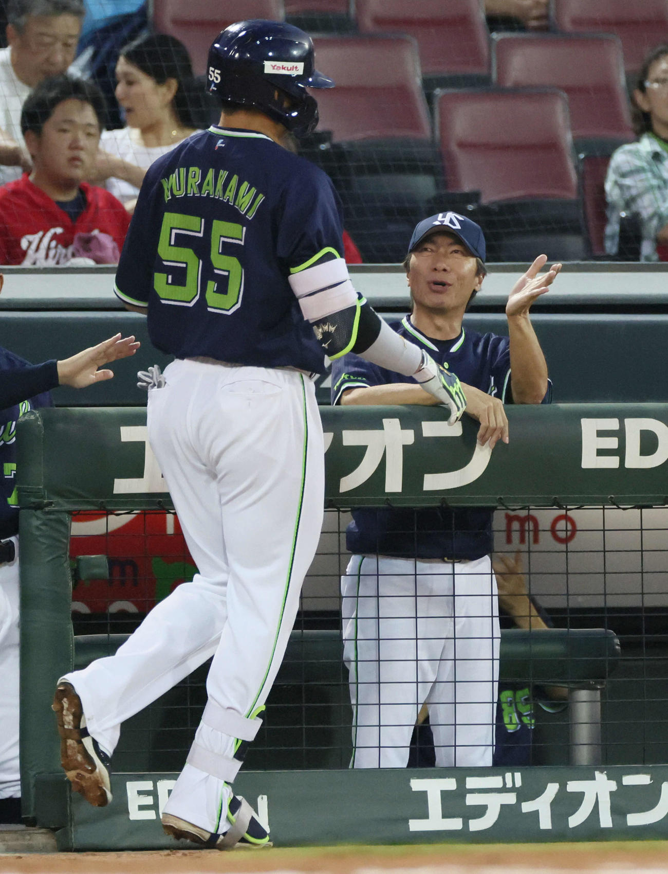 広島対ヤクルト　1回表ヤクルト2死一塁、先制中越え2点本塁打をを放った村上を迎える高津監督（撮影・加藤孝規）