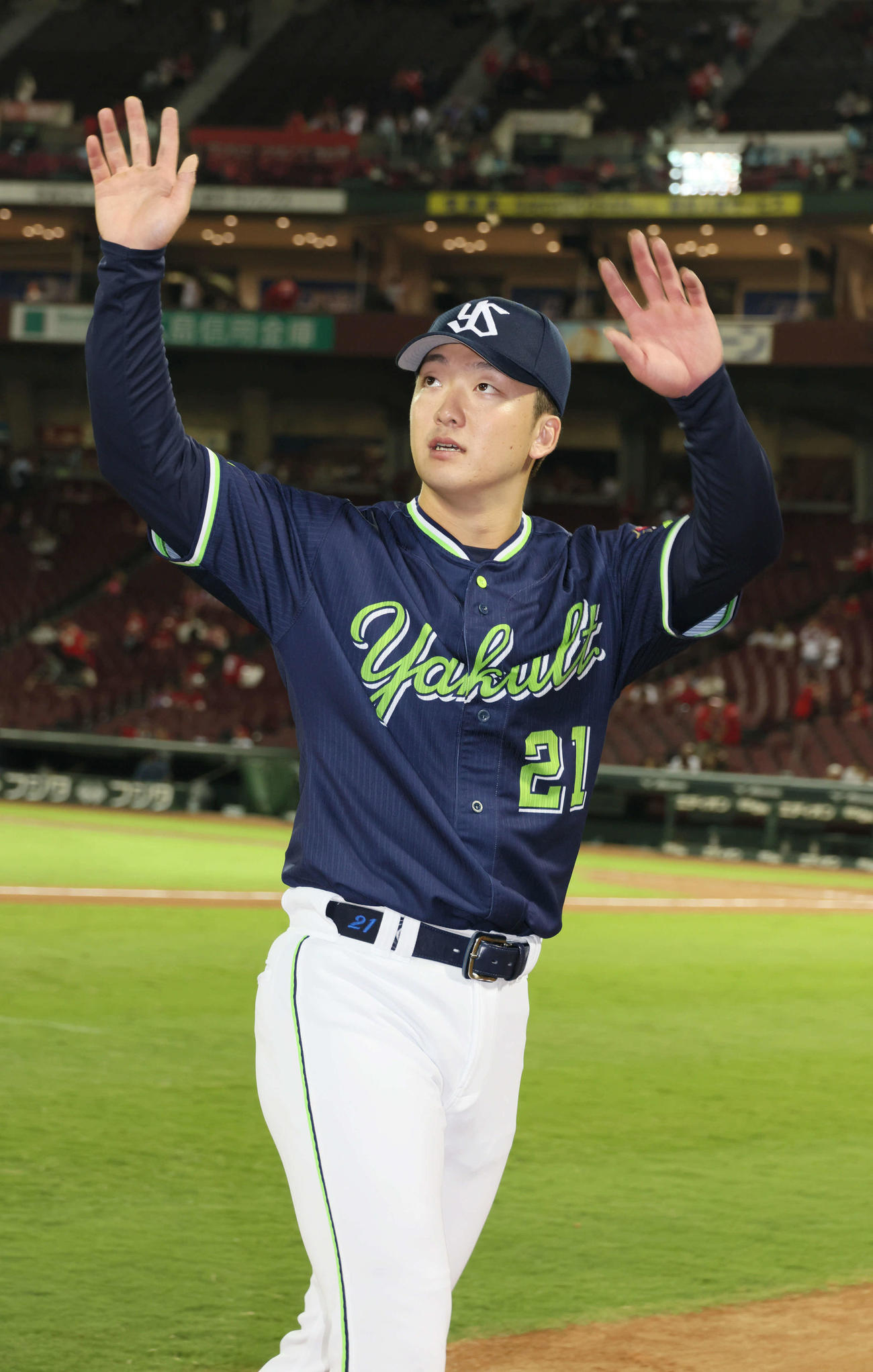 広島対ヤクルト　ファンの声援に応えるヤクルト吉村（撮影・加藤孝規）