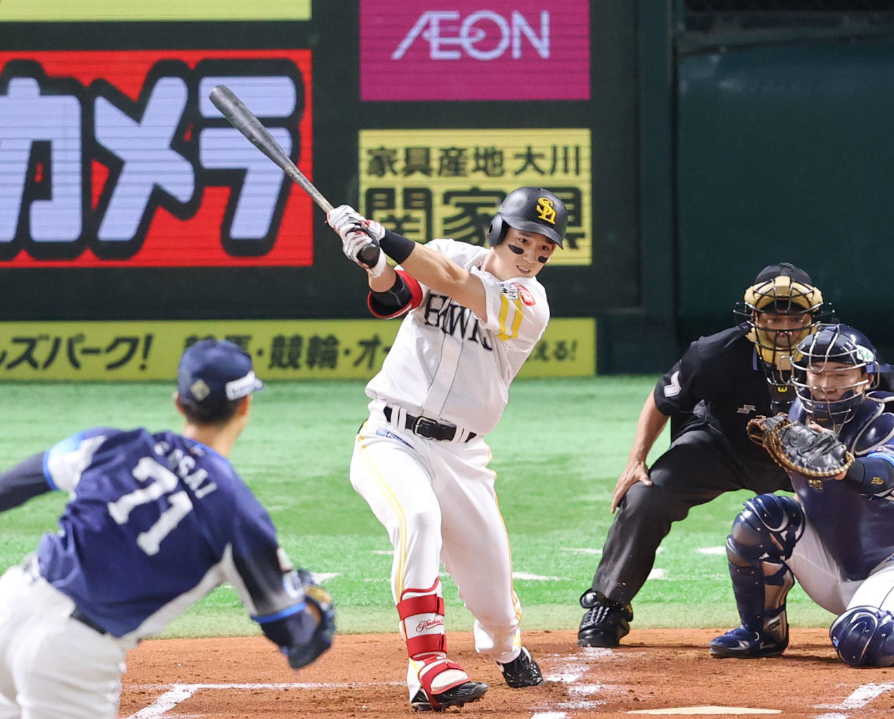 ソフトバンク対西武　1回裏ソフトバンク1死三塁、栗原は左前適時打を放つ（撮影・梅根麻紀）