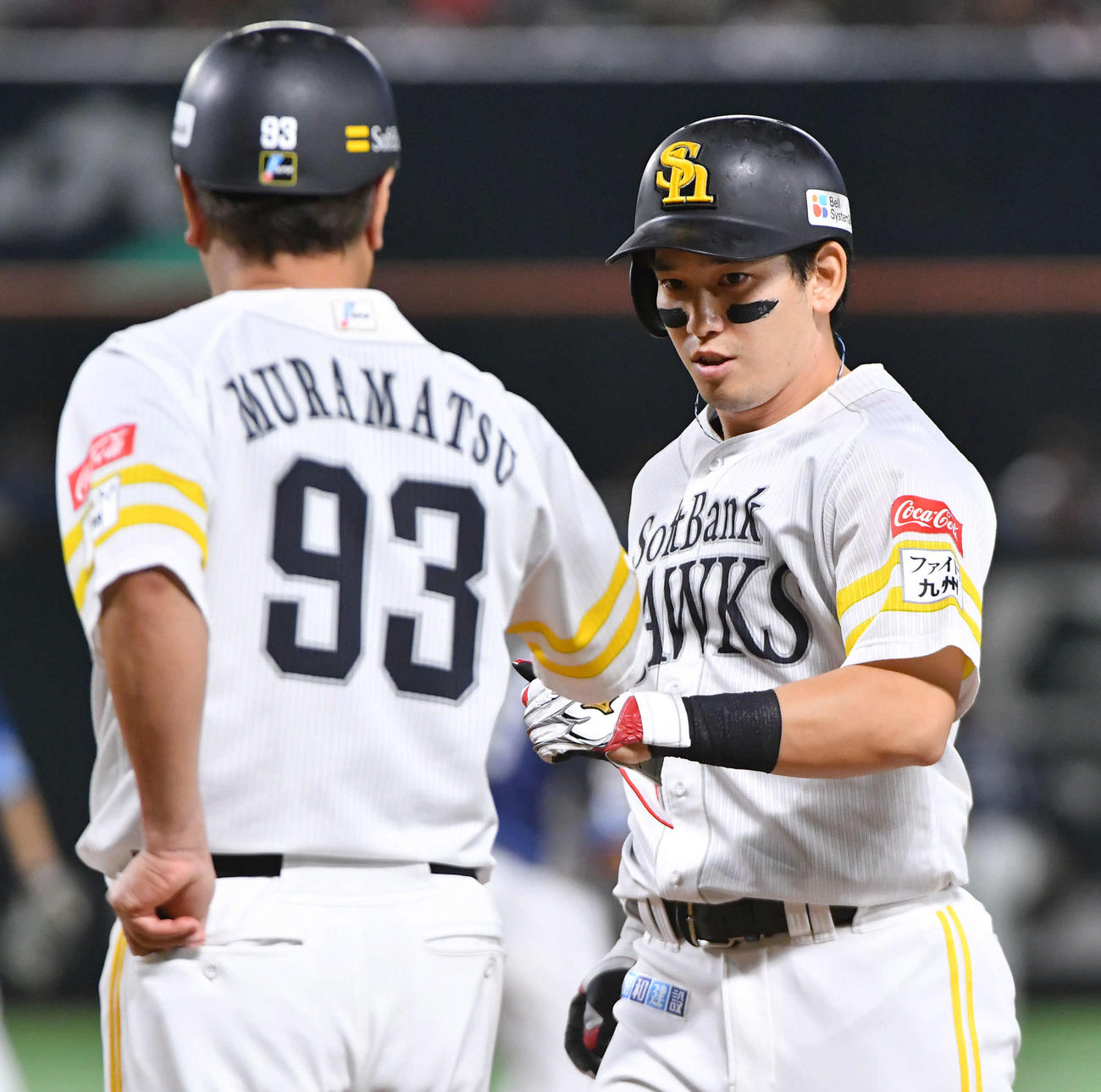 ソフトバンク対西武　1回裏ソフトバンク1死三塁、先制の左前適時打を放った栗原（右）は村松コーチとタッチを交わす（撮影・岩下翔太）