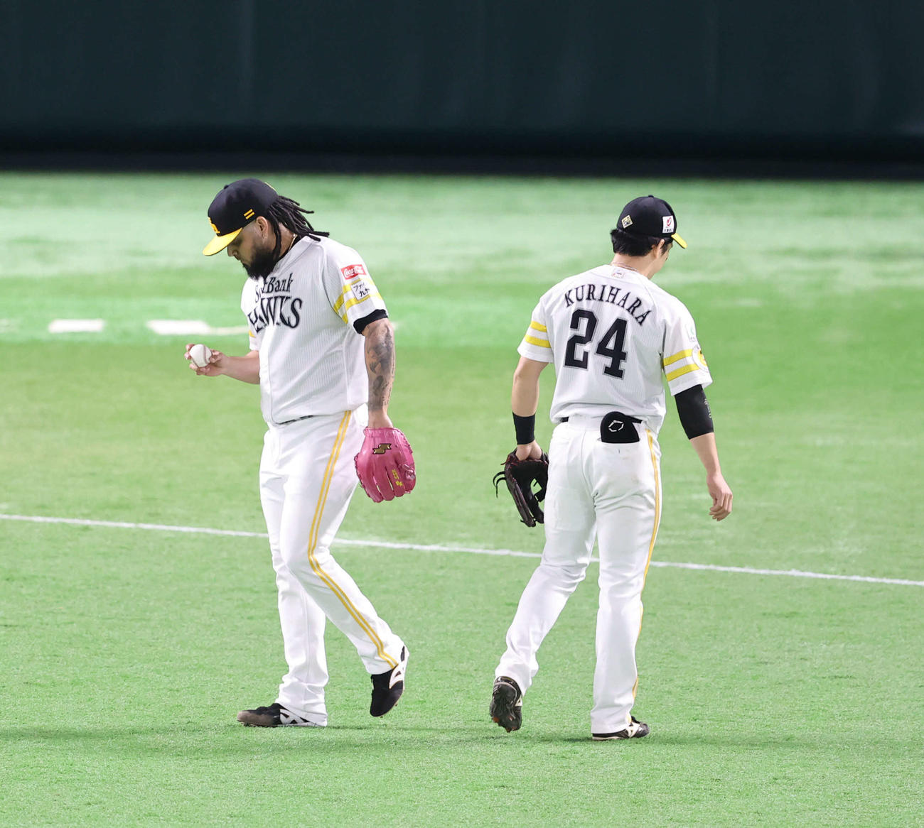 ソフトバンク対西武　9回表西武無死一、二塁、三塁手の栗原は平沼の打球処理が出来ず内野安打となる（撮影・梅根麻紀）