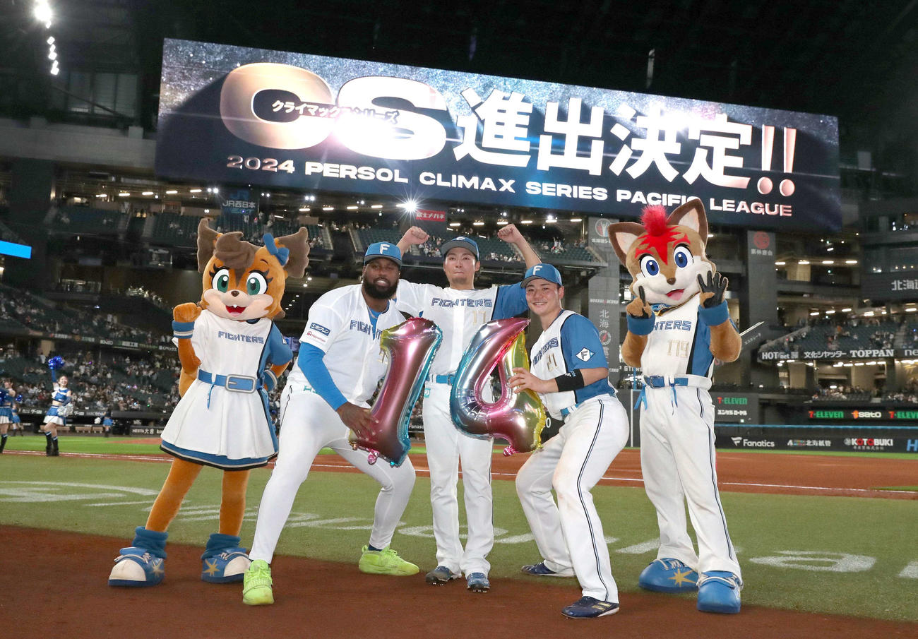 日本ハム対楽天　14勝目を挙げガッツポーズの日本ハム伊藤。左はレイエス、右は清宮（撮影・黒川智章）