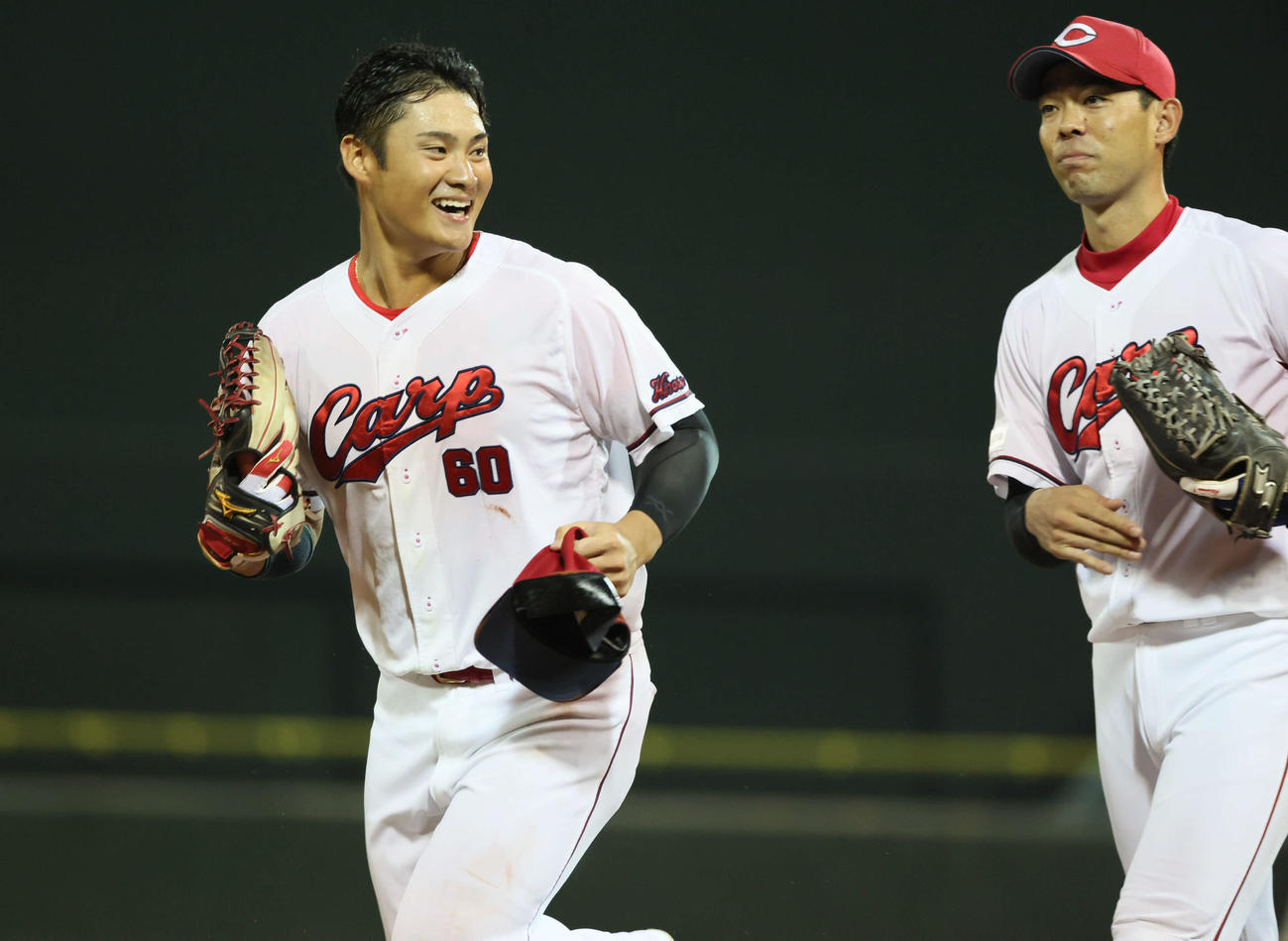 広島対ヤクルト　6回表ヤクルト2死、村上の打球を好捕した田村。右は秋山（撮影・加藤孝規）