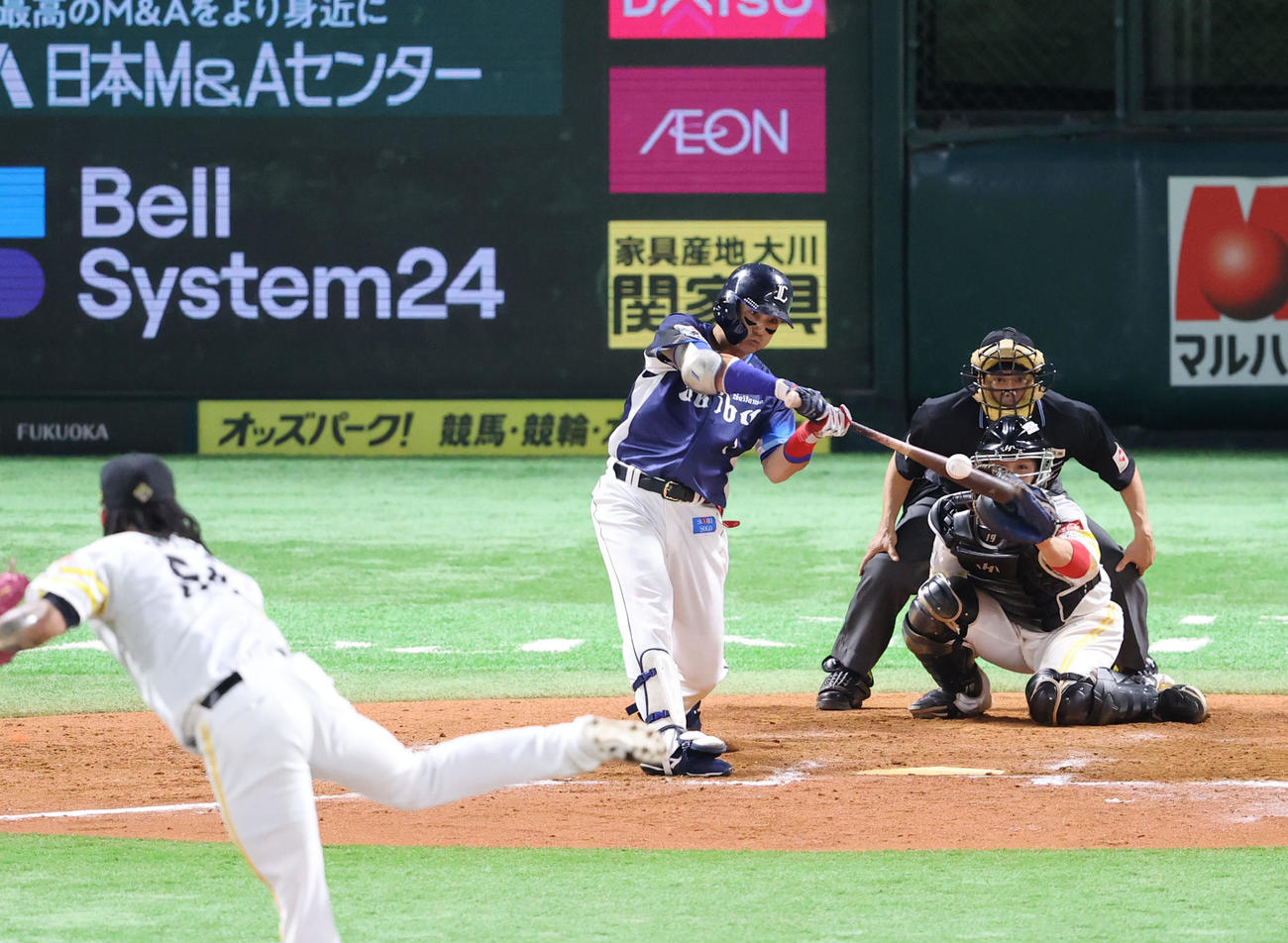 ソフトバンク対西武　9回表西武2死満塁、栗山は右前に2点適時打を放つ（撮影・梅根麻紀）