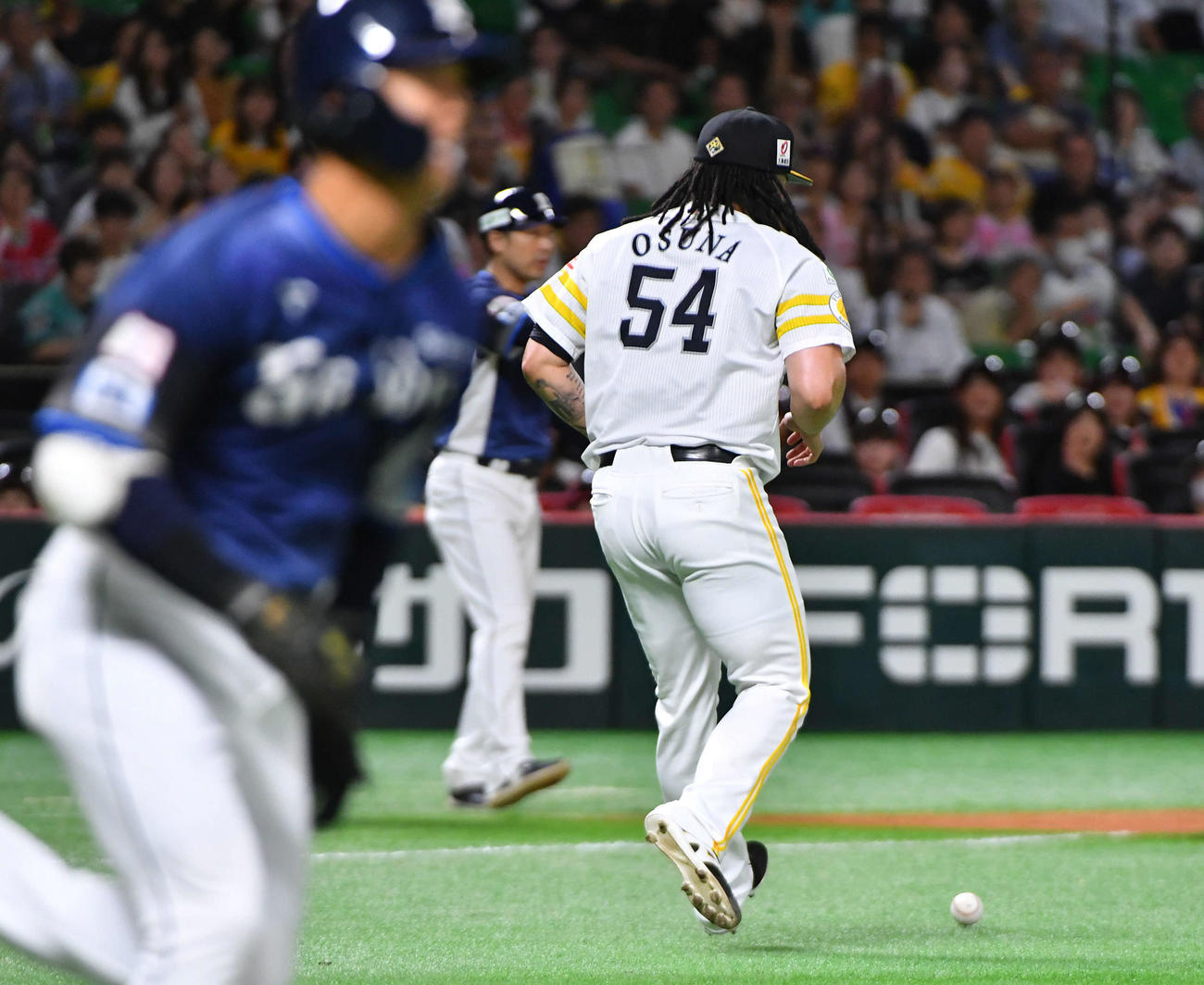 ソフトバンク対西武　9回表西武無死一、二塁、平沼の送りバントの打球を見送るオスナ（撮影・岩下翔太）