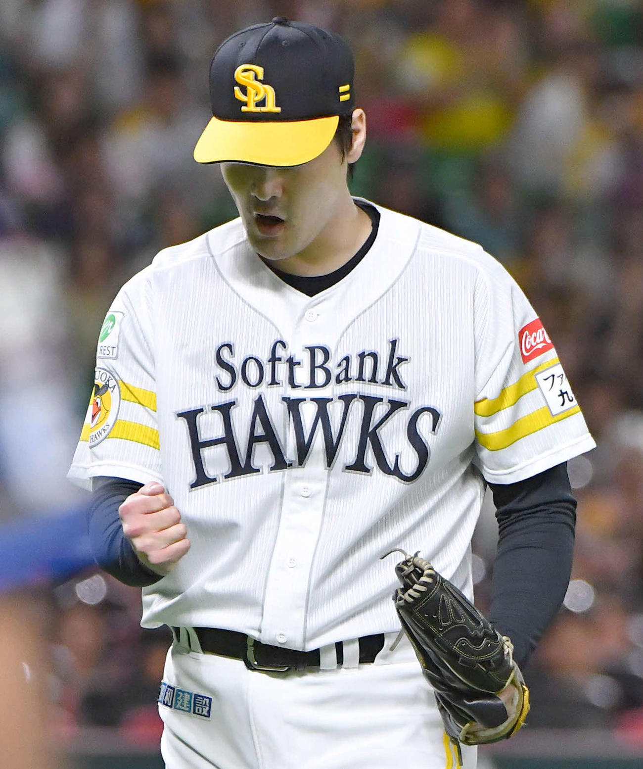 ソフトバンク対西武　8回表西武2死一、二塁、西川を二ゴロに抑え、ガッツポーズする有原（撮影・岩下翔太）