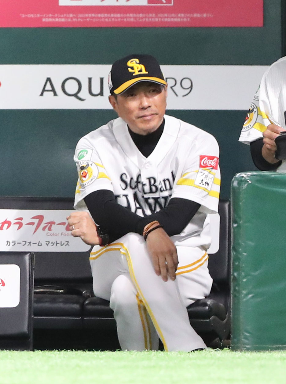 ソフトバンク対西武　9回表西武無死一、二塁、遠くをみつめる小久保監督（撮影・鬼束羽瑠菜）