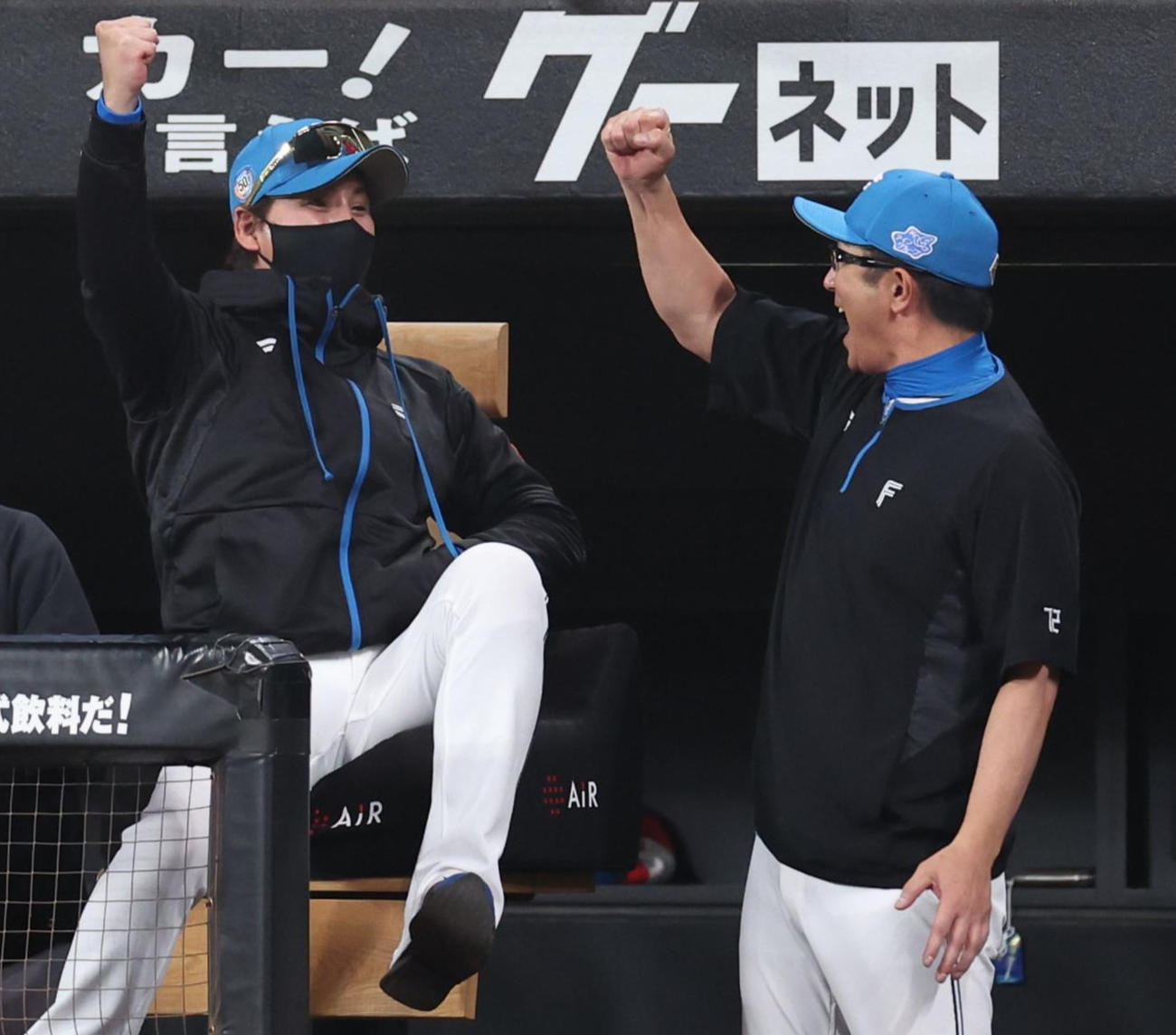 日本ハム対楽天　勝利しCS進出を決めた瞬間、ベンチでガッツポーズの新庄監督（撮影・黒川智章）