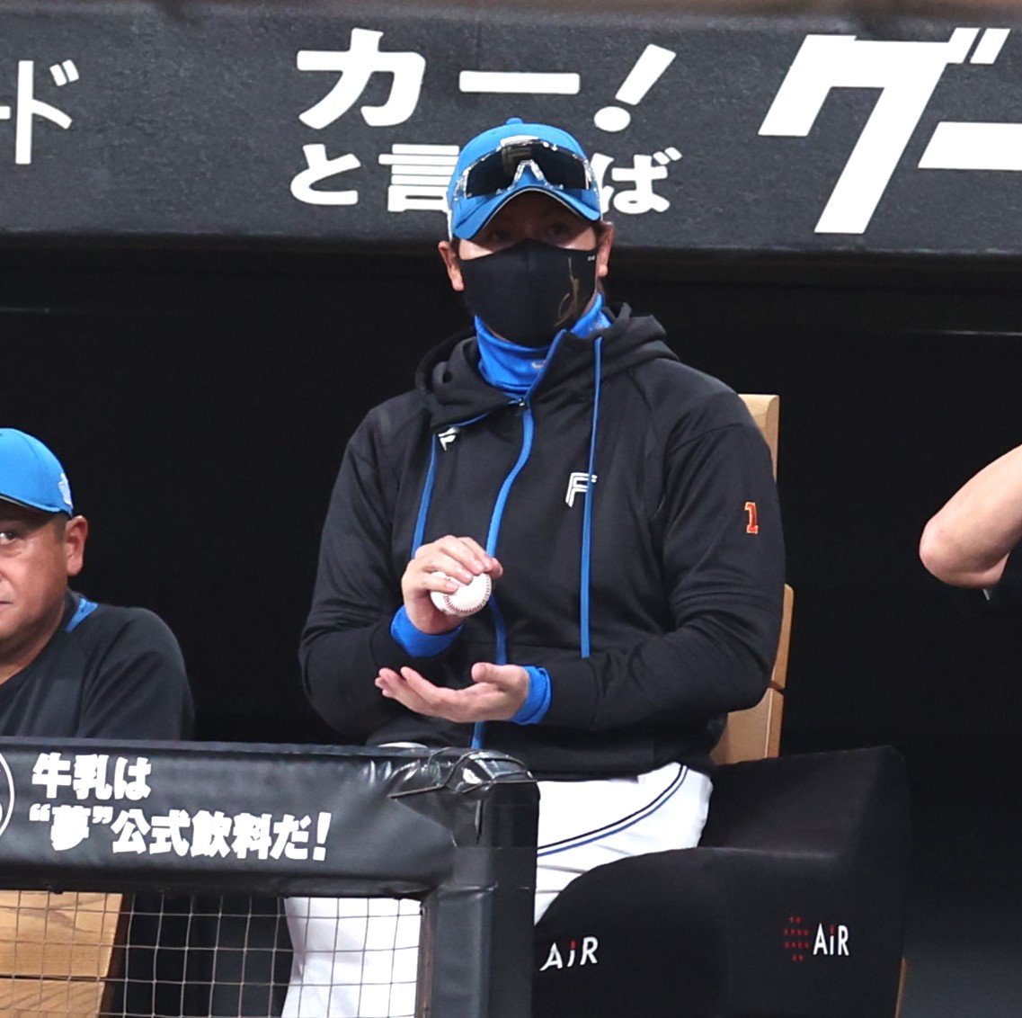 日本ハム対楽天　2回表楽天2死満塁のピンチで幸運球を手にする新庄監督（撮影・黒川智章）