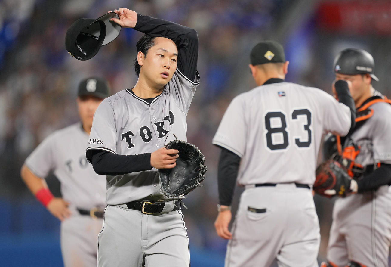 DeNA対巨人　3回裏DeNA2死一、三塁、阿部監督（右）から降板を告げられる山崎伊（撮影・垰建太）