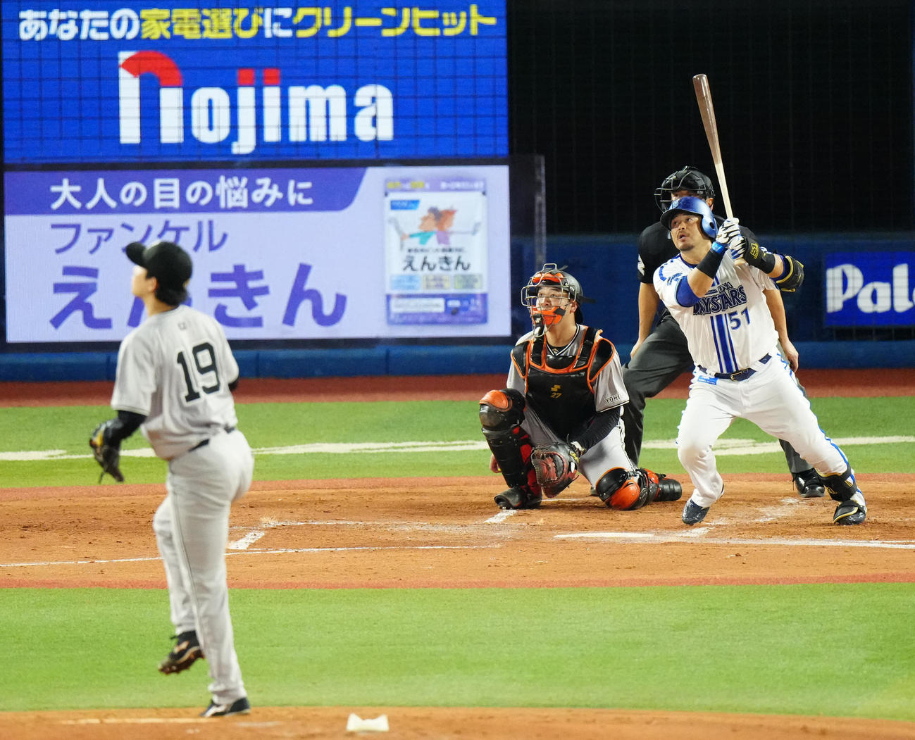 DeNA対巨人　2回裏DeNA無死、右越えソロ本塁打を放つ宮崎。投手山崎伊（撮影・江口和貴）