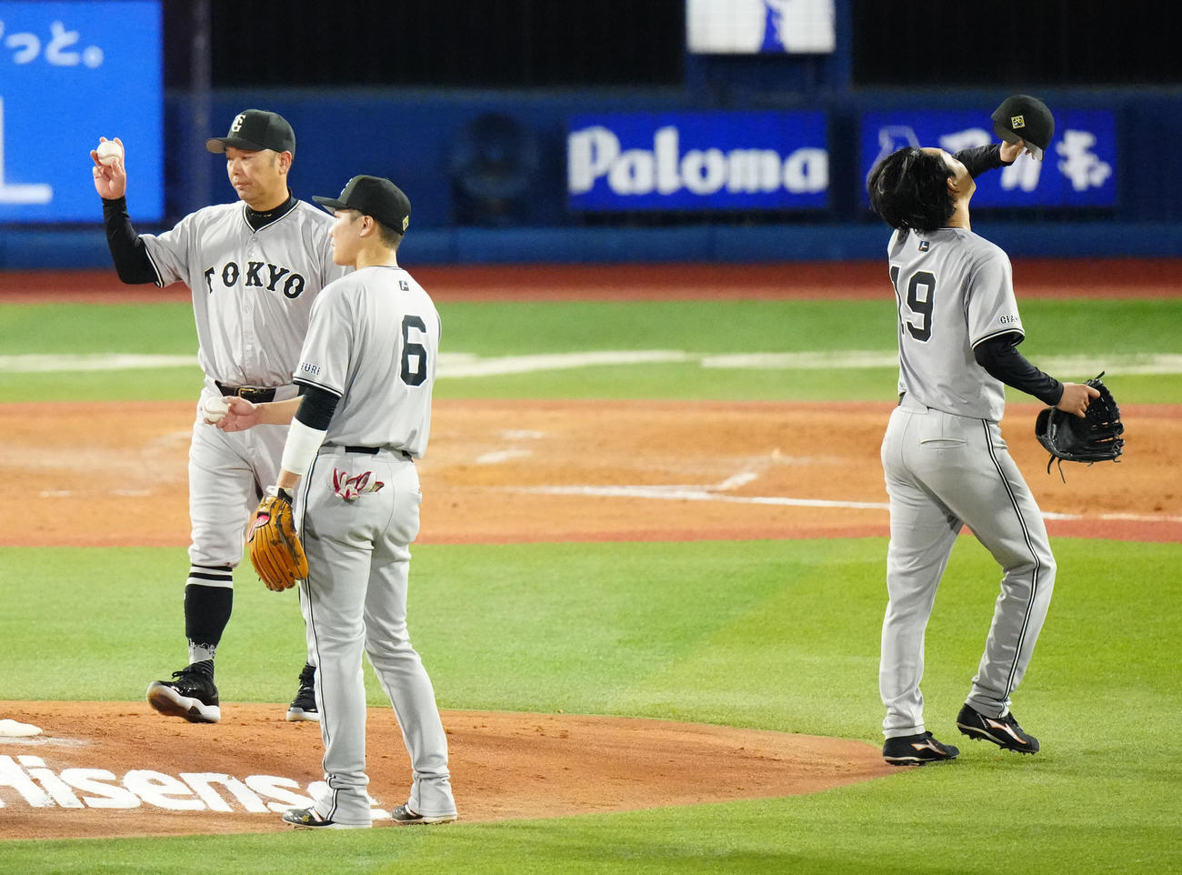 DeNA対巨人　3回裏途中で巨人先発の山崎伊（右）を降板させ、マウンドに向かう阿部監督（撮影・江口和貴）