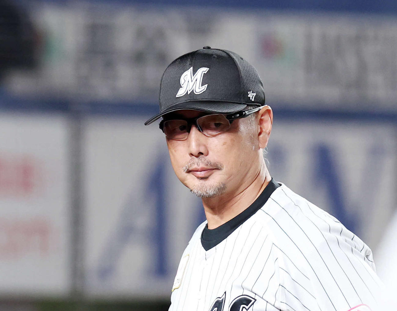 7回表、投手交代を告げベンチに引き揚げるロッテ吉井監督（撮影・鈴木正人）