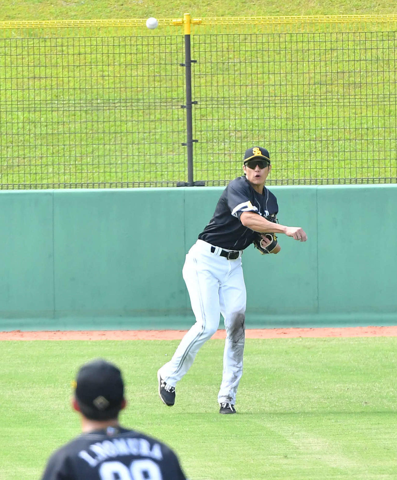ウエスタン・リーグ広島対ソフトバンク　試合前、右翼でシートノックを受ける柳田（撮影・岩下翔太）
