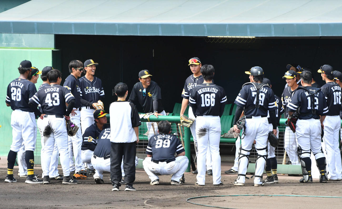 ウエスタン・リーグ広島対ソフトバンク　試合前、円陣を組むソフトバンクナイン（撮影・岩下翔太）