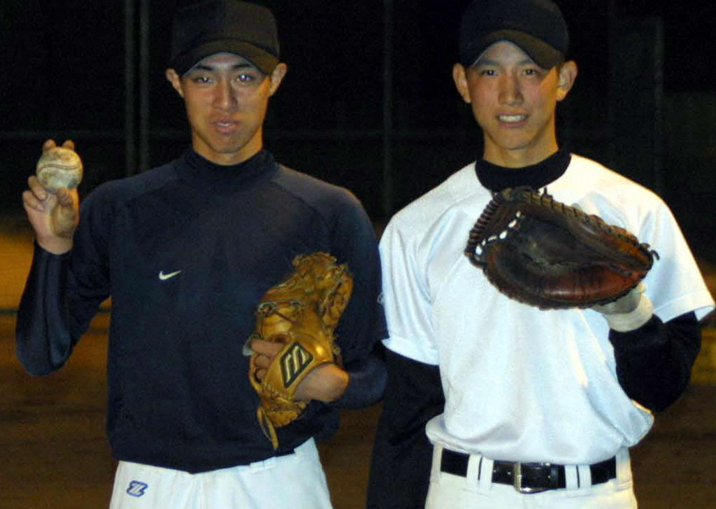 広陵時代の野村祐輔（左）と小林誠司＝2006年11月