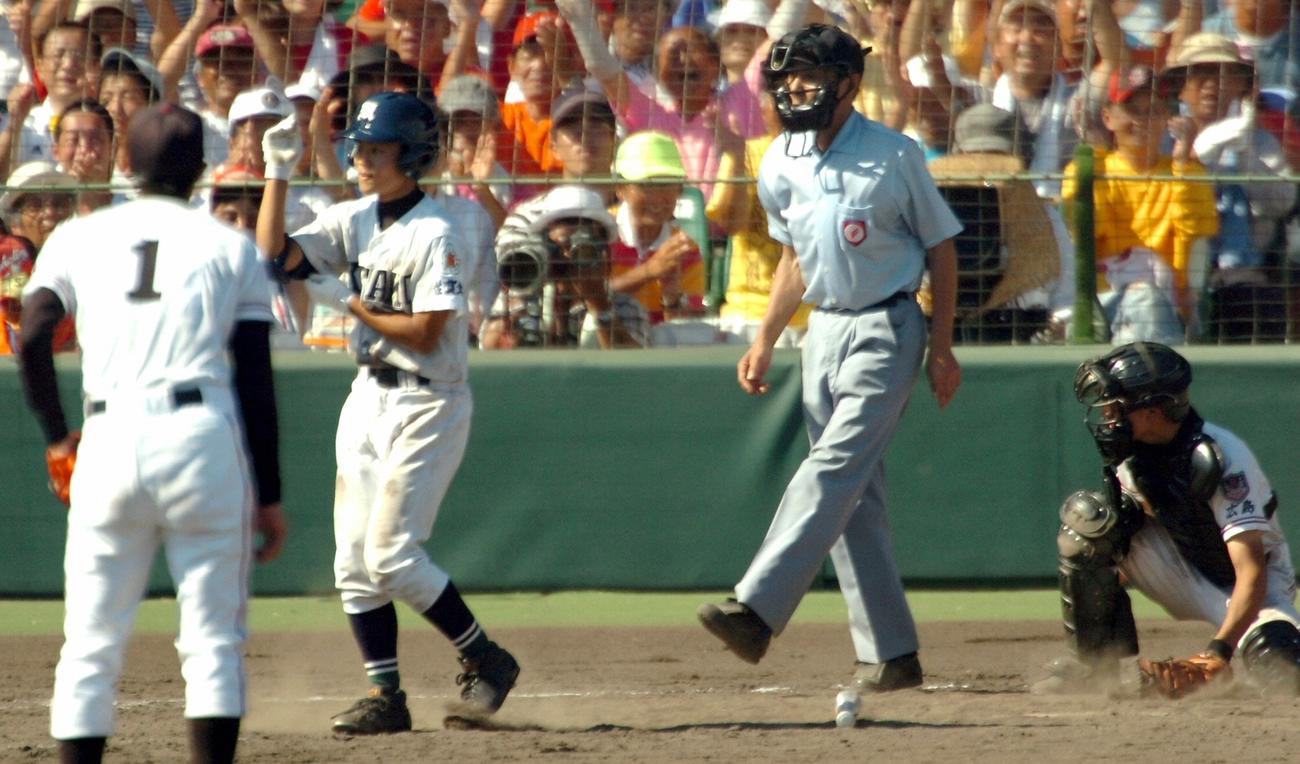 佐賀北･井手和馬への押し出し四球で捕手小林誠司はミットで地面をたたく。投手野村祐輔もガックリ＝2007年8月22日