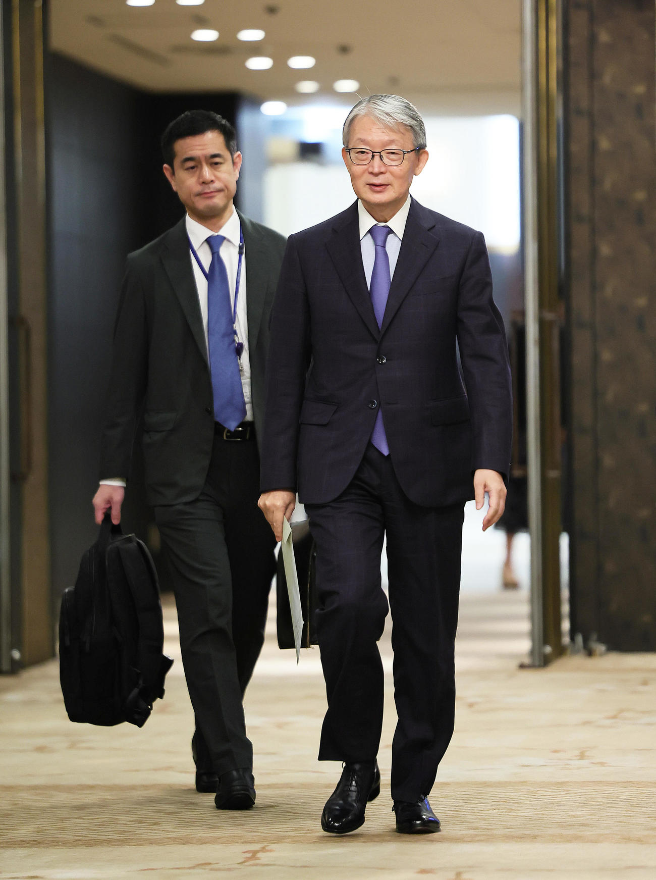 NPBオーナー会議を終え、引き揚げる巨人山口オーナー（右）（撮影・足立雅史）