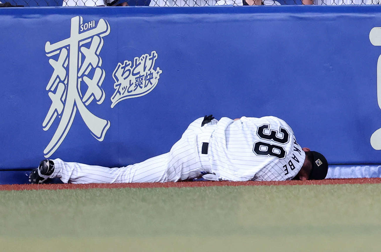 楽天戦、打球に飛びつくも捕れず負傷するロッテ高部瑛斗(2024年9月7日撮影)