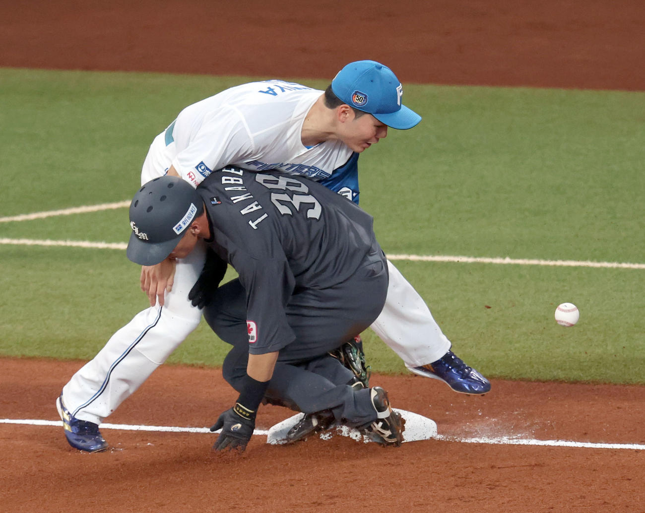 日本ハム対ロッテ　1回表ロッテ2死一、二塁、高部は三盗を決めるも三塁手清宮と交錯する（2024年8月15日撮影）