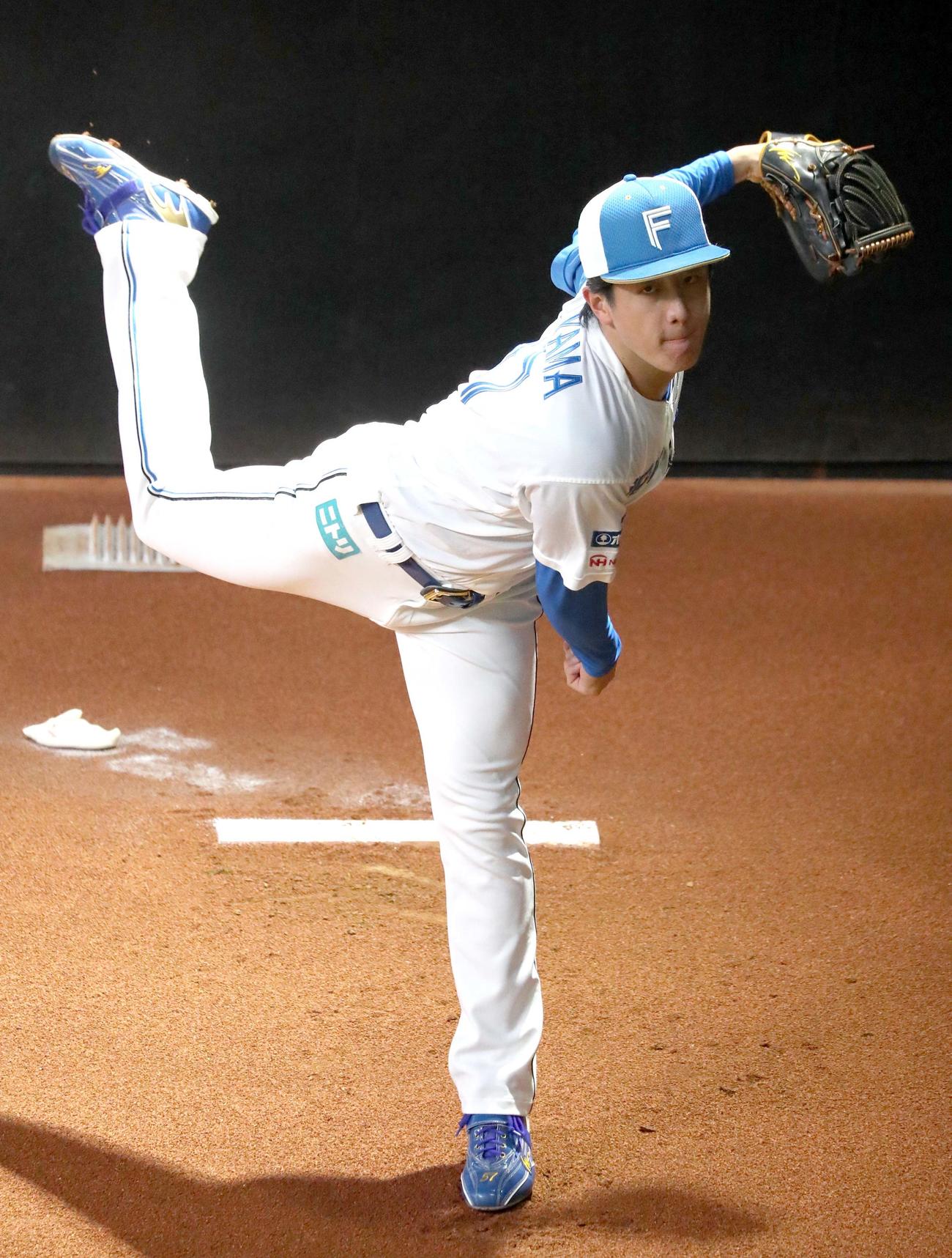 26日、ソフトバンク戦に向けブルペンで調整する北山