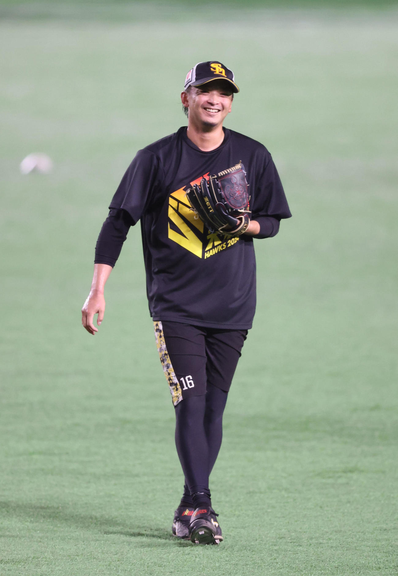 キャッチボールを終えた東浜は笑顔を見せる（撮影・梅根麻紀）