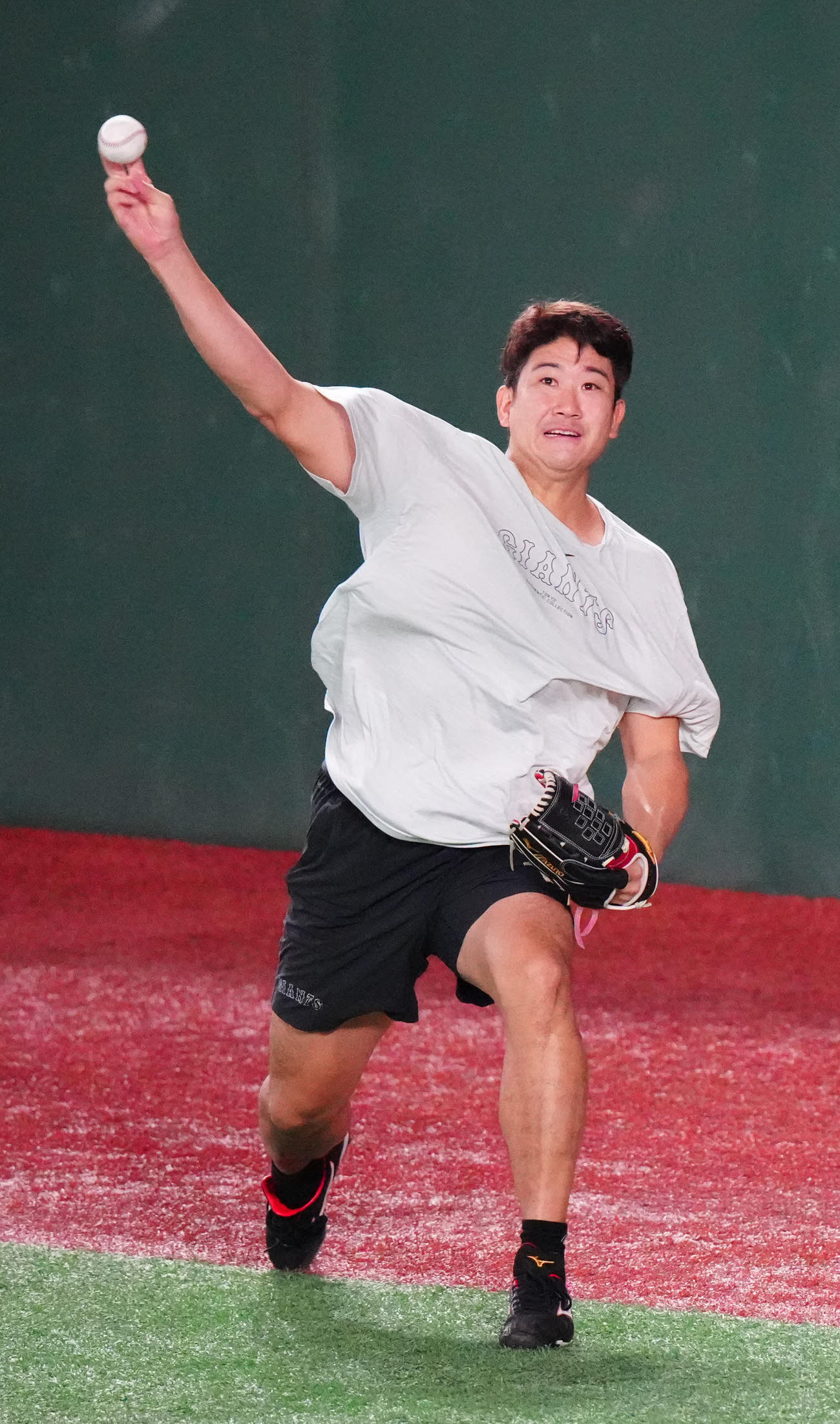 巨人対中日　試合前、投球練習する巨人菅野（撮影・江口和貴）