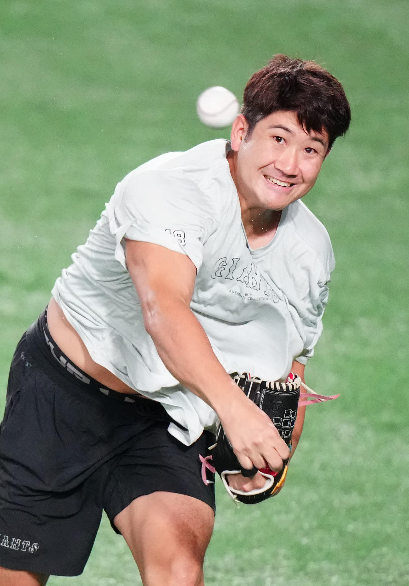 巨人対中日　試合前、投球練習する巨人菅野（撮影・江口和貴）
