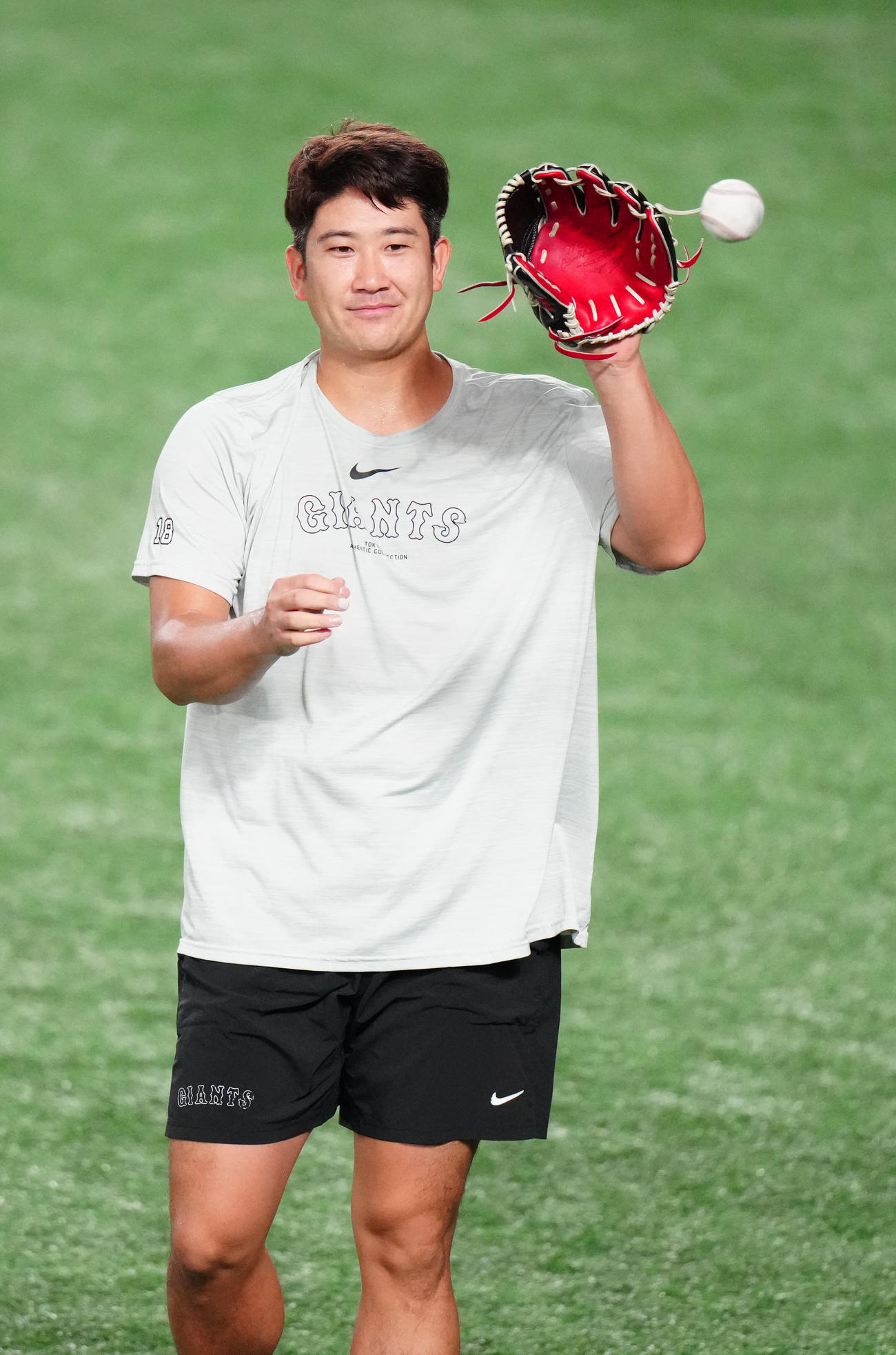 巨人対中日　試合前、投球練習する巨人菅野（撮影・江口和貴）