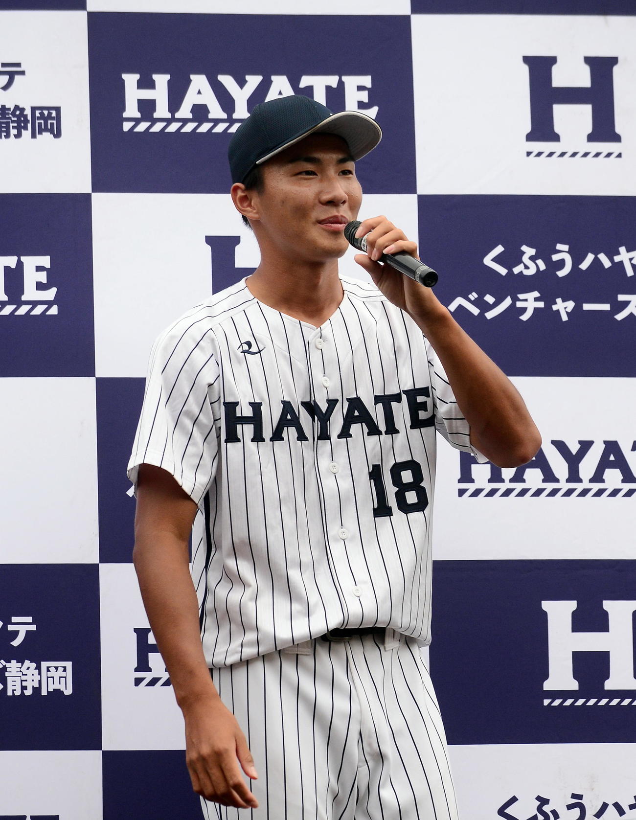 くふうハヤテ対阪神　試合後、ファンにあいさつをするくふうハヤテ西浜