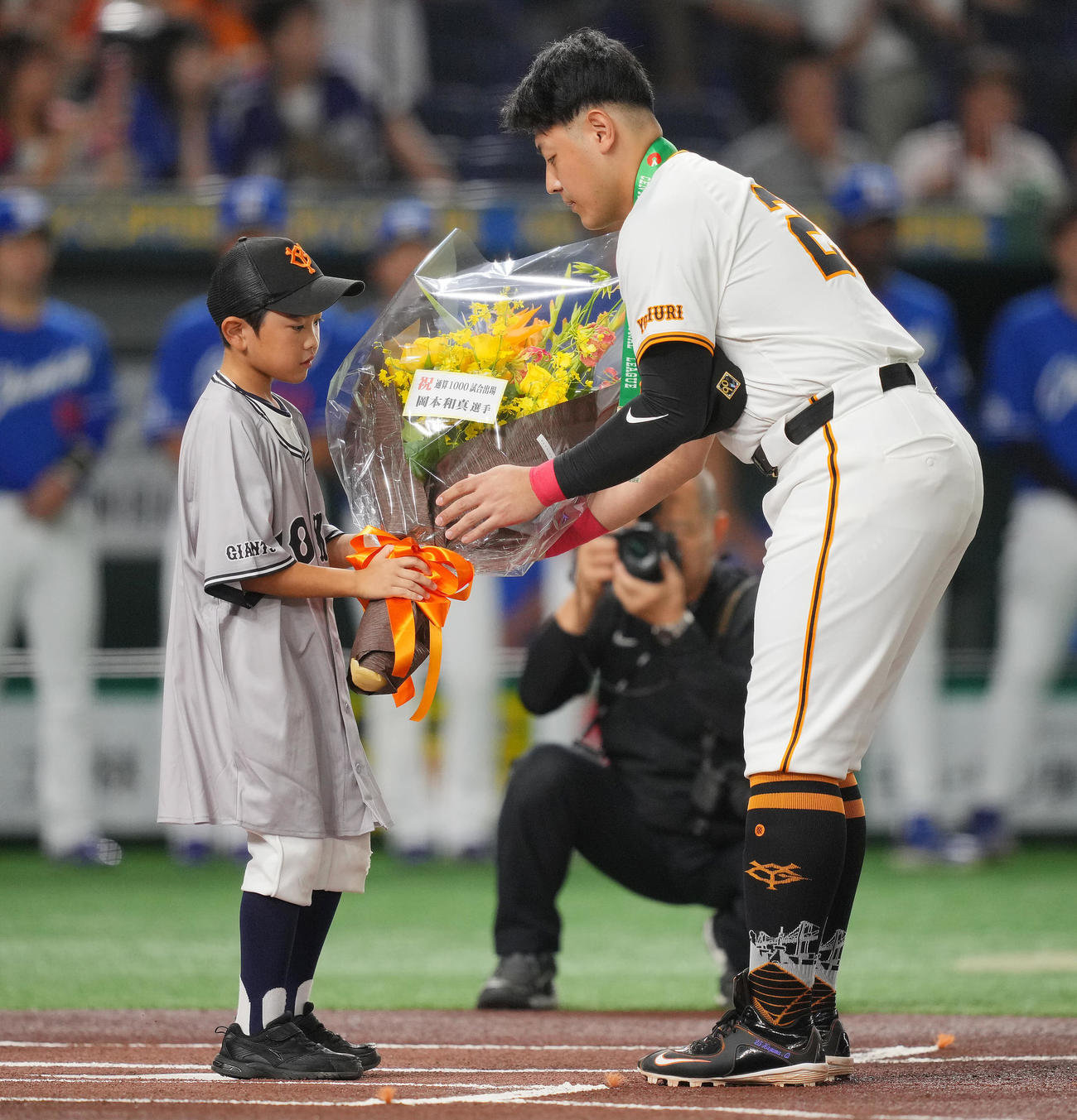 巨人対中日　通算1000試合出場の表彰を受けナインの出迎えを受ける巨人岡本和（右）（撮影・垰建太）