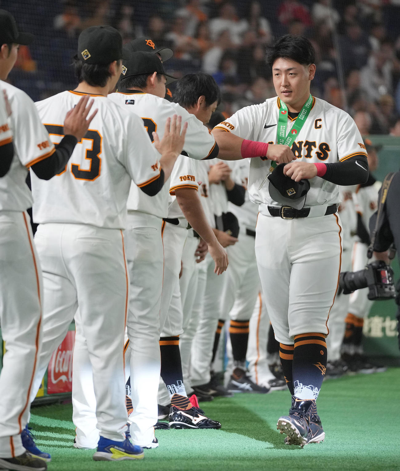 巨人対中日　通算1000試合出場の表彰を受けナインの出迎えを受ける巨人岡本和（撮影・垰建太）
