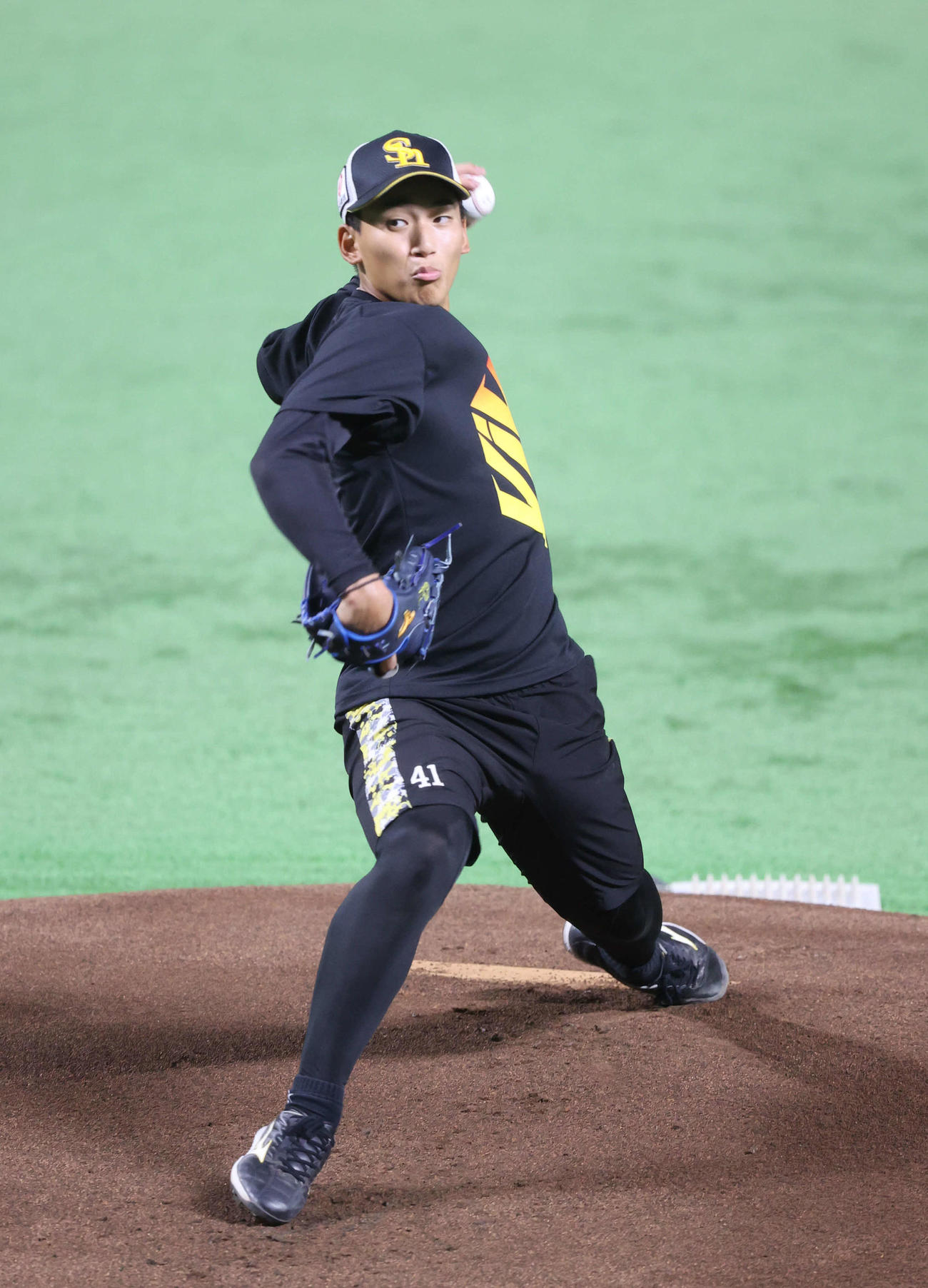 マウンドを使って投げ込む前田悠（撮影・梅根麻紀）