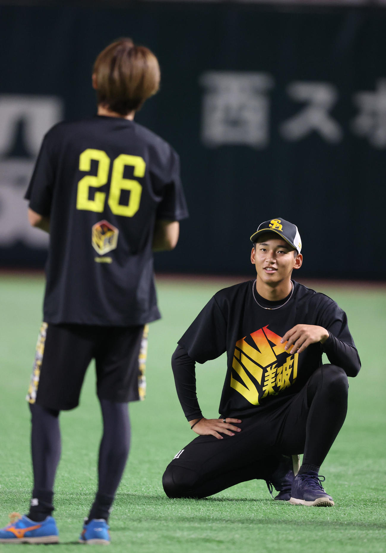 練習前、大津と話をする前田悠（撮影・梅根麻紀）
